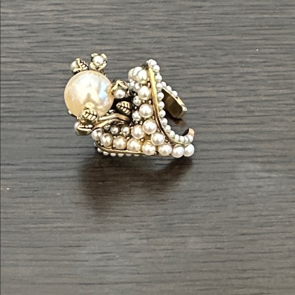Elegant Gucci Gold and Pearl Women's Ring